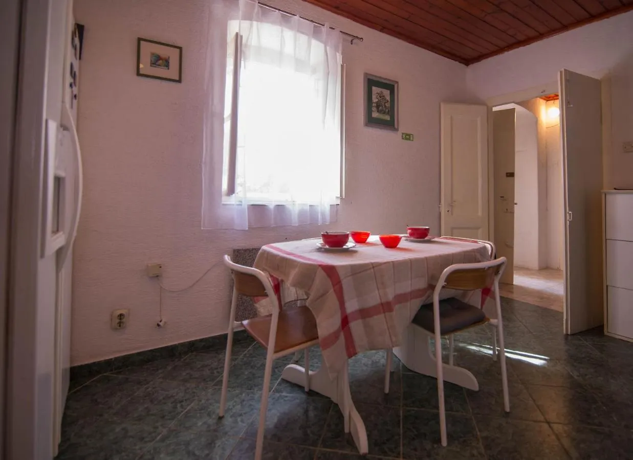Red House Veli Lošinj 0*,  Κροατία
