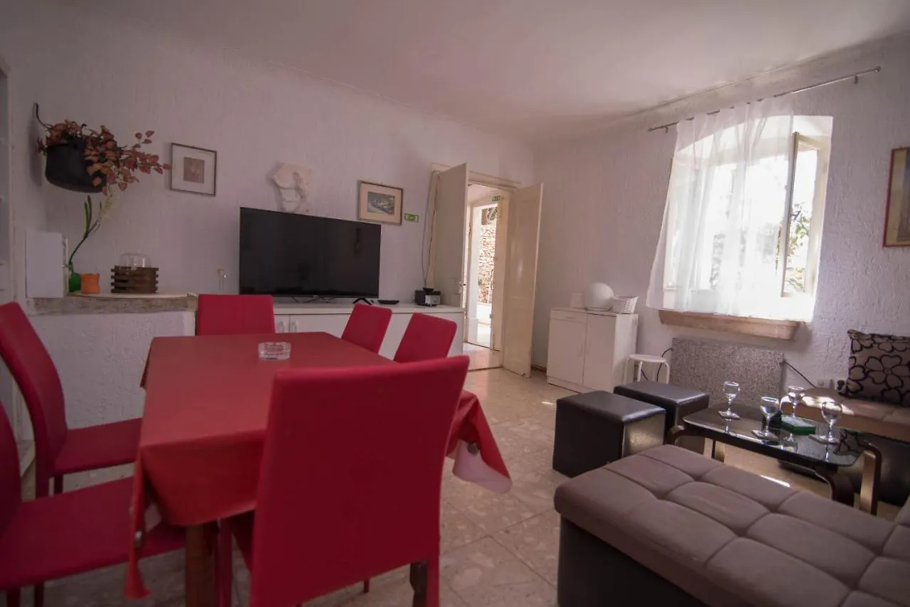Red House Veli Lošinj 0*,  Κροατία