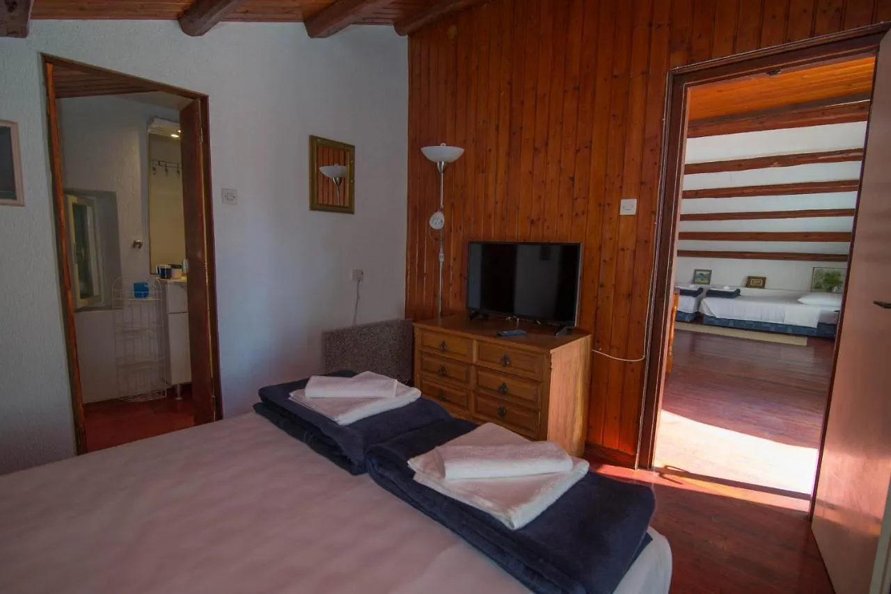 Red House Veli Lošinj 0*,